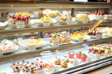 Hướng dẫn chọn mua kích thước tủ trưng bày bánh ngọt phù hợp