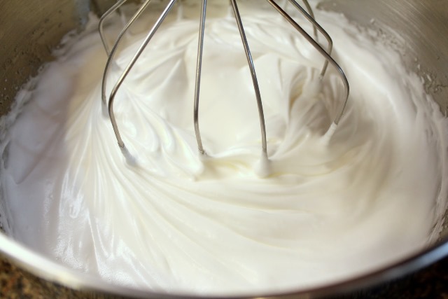 Cách làm bánh bông lan trứng muối sinh nhật