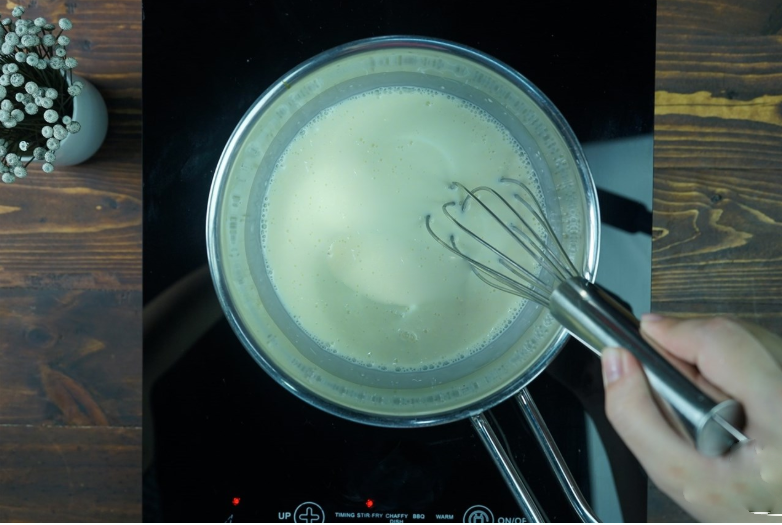 Cách làm bánh bông lan trứng muối sinh nhật