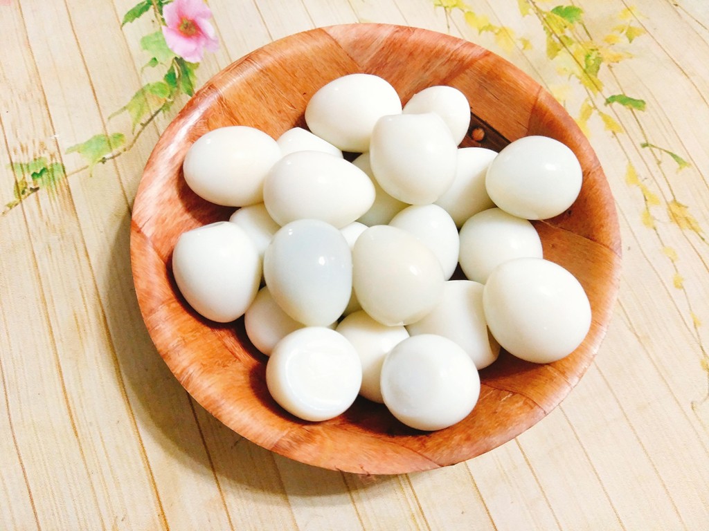 Máy tách vỏ trứng cút