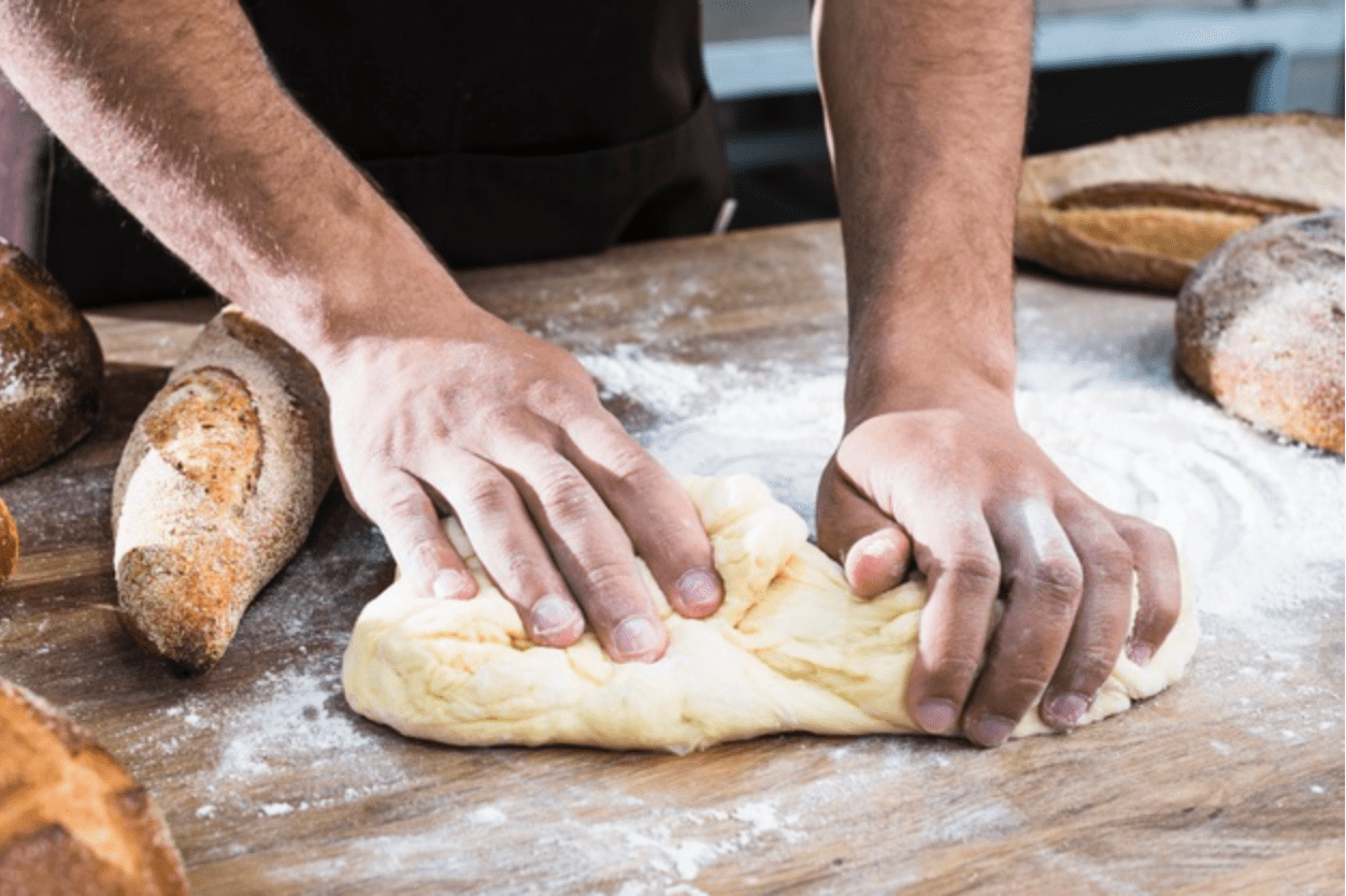 Nhào bột để làm bánh mì hữu cơ